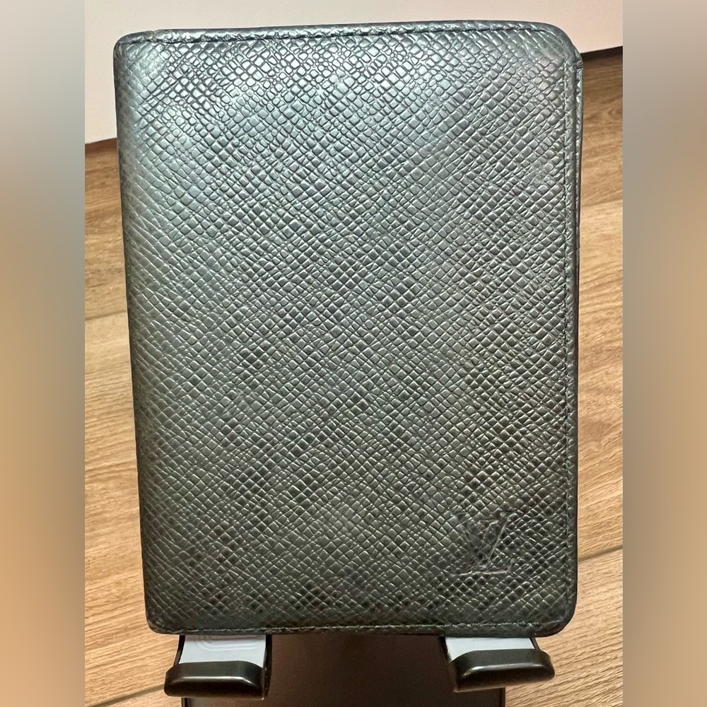 LOUIS VUITTON Black Taiga Leather Bi-fold Wallet